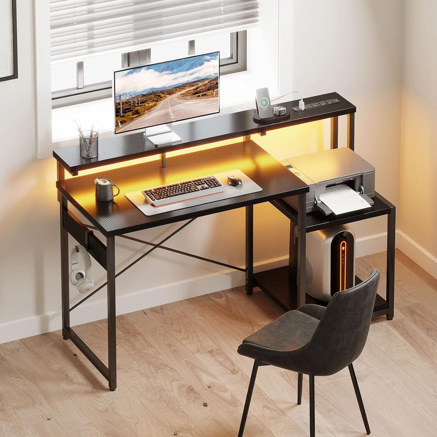 Escritorio Gaming de 48 Pulgadas con Luces LED y Toma de Corriente, de Oficina con Estantes de Almacenamiento, Escritorio Reversible con Estante para Monitor y Gancho para Auriculares