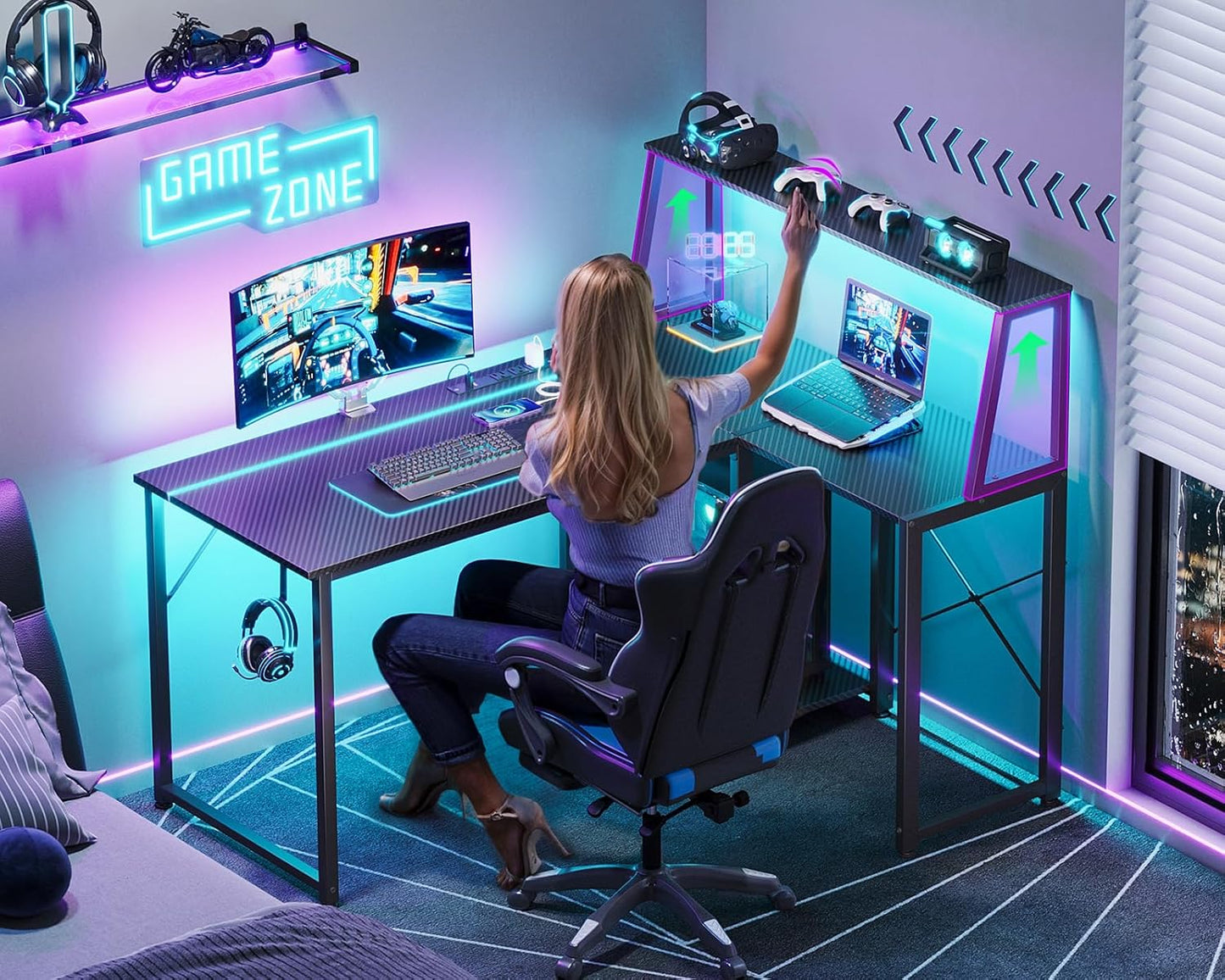 Escritorio de Gaming en Forma de L de 45 Pulgadas con Toma de Corriente y Luces LED, Mesa de Computadora con Vitrina en la Esquina para Soporte de CPU, Estante de Almacenamiento, Superficie de Fibra de Carbono