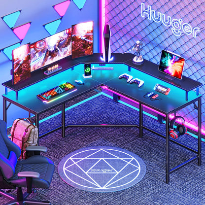 Escritorio de Gaming en Forma de L con Tomas de Corriente y Luces LED, Escritorio de Computadora con Estantes para Monitor, Superficie de Fibra de Carbono,  con Ganchos
