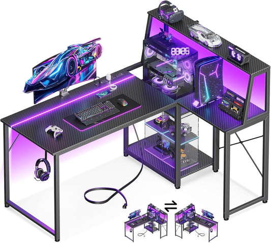 Escritorio de Gaming en Forma de L de 45 Pulgadas con Toma de Corriente y Luces LED, Mesa de Computadora con Vitrina en la Esquina para Soporte de CPU, Estante de Almacenamiento, Superficie de Fibra de Carbono