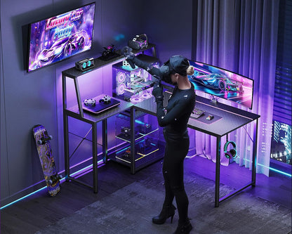 Escritorio de Gaming en Forma de L de 45 Pulgadas con Toma de Corriente y Luces LED, Mesa de Computadora con Vitrina en la Esquina para Soporte de CPU, Estante de Almacenamiento, Superficie de Fibra de Carbono
