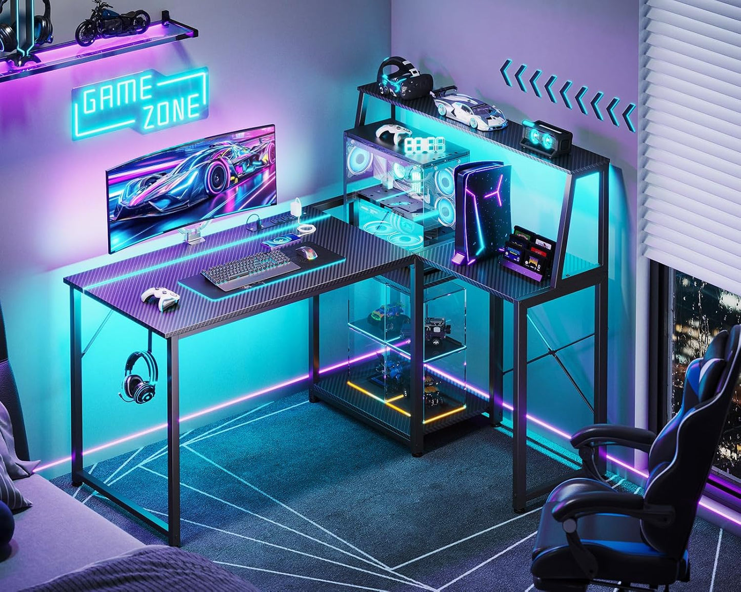 Escritorio de Gaming en Forma de L de 45 Pulgadas con Toma de Corriente y Luces LED, Mesa de Computadora con Vitrina en la Esquina para Soporte de CPU, Estante de Almacenamiento, Superficie de Fibra de Carbono