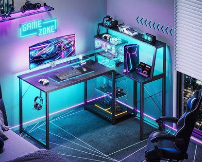 Escritorio de Gaming en Forma de L de 45 Pulgadas con Toma de Corriente y Luces LED, Mesa de Computadora con Vitrina en la Esquina para Soporte de CPU, Estante de Almacenamiento, Superficie de Fibra de Carbono
